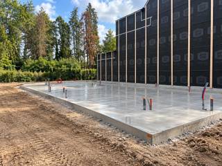Rustig gelegen bouwgrond aan de Citroenvlinderlaan te Kapellen met een perceelsoppervlakte van 384,96 m². Voor het perceel is een ruime halfopen eengezinswoning voorzien met een bebouwde oppervlakte van 119 m².<br /><br />De woning is ingedeeld met een ruime leefruimte en open keuken, 3 slaapkamers, badkamer, aparte douchekamer, garage en zolderverdieping. De bouwwerken zijn reeds aangevat en de funderings- en vloerconstructie werden reeds uitgevoerd.<br /><br />Een interessante opportuniteit voor wie een nieuwbouwwoning verder wil afwerken naar eigen smaak.<br /><br />Plannen, vergunning en verdere bouwdocumentatie beschikbaar op aanvraag.<br /><br />Gelegen op een rustige locatie in een doodlopende straat vlakbij het centrum van Kapellen. De woning bevindt zich in de nabijheid van winkels, scholen en openbaar vervoer. De oprit van de autosnelweg is makkelijk te bereiken met een vlotte verbinding naar Antwerpen, Nederland en de haven.