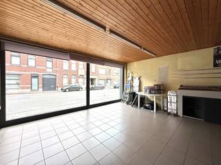Uniek pand op een commerciële ligging te WevelgemOntdek deze unieke opportuniteit: een instapklare woning op een uitstekende commerciële ligging,...
