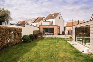 <p><span>Surprising family home with character, space, 4 bedrooms and beautiful garden</span></p><p><span>Be pleasantly surprised by this charming home where authenticity goes hand in hand with a thoughtful, modern extension. Here you live in a warm, characterful environment with all contemporary comfort and a beautiful connection with the outside.</span></p><p><span>The bright extension forms the heart of the house: a fully equipped kitchen with a cozy dining area overlooking the beautiful green garden. Adjacent is a practical storage/laundry room, ideal for daily comfort. </span></p><p><span>The dining area connects seamlessly with the cozy and comfortable living room, where it is lovely to stay.</span></p><p><span>Furthermore, the ground floor has a guest toilet with an adjoining extra room that currently serves as storage, but could be perfectly converted into an additional sanitary space.</span></p><p><span>On the second floor there are three full bedrooms and a bathroom. The furnished attic offers another additional bedroom — ideal for large families, a home office or hobby room.</span></p><p><span>The property is structurally sound and just requires some fine finishing touches, allowing you to personalize it completely to your own taste.</span></p><p><span>Outside you enjoy a beautiful garden of 534 m², a real oasis of peace and greenery. The modern lounge of 16 m² is the perfect place to relax and enjoy long summer evenings. The driveway can accommodate three cars.</span></p><p><span>Located in a convenient location, close to the village center of Eppegem and with easy access to the approach roads and stores of Zemst.</span></p><p><span>An ideal home for those looking for space, charm and potential in a prime location.</span></p><p><span> </span></p>