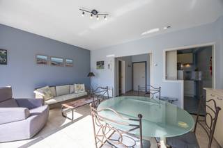 Welkom in deze prachtige <u>lichtrijke</u> studio in residentie Amazone, ideaal gelegen op slechts <strong>50 meter van het strand.</strong><br />Hier woon je niet alleen vlak bij <strong>zee</strong>, maar ook op wandelafstand van openbaar vervoer, winkels, bakker en slager – alles wat je nodig hebt binnen handbereik.<br /><br />De studio geniet van een overvloed aan <strong>natuurlijk licht</strong> dankzij de grote raampartijen, wat zorgt voor een aangename leefruimte.<br />Bovendien wordt de studio volledig <strong>gemeubeld</strong> aangeboden, waardoor je meteen kan <u>intrekken zonder zorgen</u>.<br /><br />Extra troeven zijn de <u>privatieve kelderberging (met elektriciteit)</u> en de gemeenschappelijke fietsenstalling.<br />Tevens beschikt de studio over een conforme elektrische keuring.<br />De studio is instapklaar en zeer goed verzorgd, ideaal als tweede verblijf, vaste bewoning of investering aan de kust.