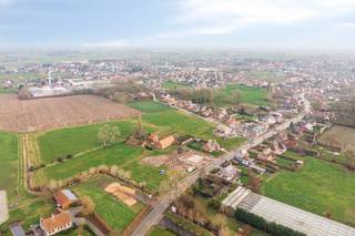 Betreed de wereld van hedendaags wonen met deze moderne halfopen nieuwbouwwoning, inclusief carport, gelegen op een westelijke-georiënteerd perceel in een serene verkaveling. Deze eigentijdse woning biedt niet alleen rust en stijl maar ook het comfort van modern design.<br />Met 3 slaapkamers, waarvan 1 met dressing, voorziet deze woning in alle behoeften van een gezin. Een vaste trap naar de zolder biedt de mogelijkheid voor een optionele 4e slaapkamer. Deze energiezuinige BEN-woning is uitgerust met geavanceerde technologieën, zoals een warmtepomp, vloerverwarming op het gelijkvloers en de verdieping, ventilatie type D met warmterecuperatie, een regenwaterput van 10.000L, zonnepanelen, en meer.<br />Het west-georiënteerde perceel vangt de warme avondzon op waardoor de buitenruimte ideaal is voor ontspanning. Voor meer informatie en om deze moderne woning te ontdekken, bel Ewout op 0497 588 888 of stuur een e-mail naar contact@huysmanbouw.be. Laten we samen de deur openen naar jouw nieuwe thuis.