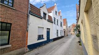 Comfortabele en <strong>karaktervolle stadswoning</strong>, rustig gelegen in het hartje van het Historische <strong>Brugge </strong>vlakbij de Katelijnepoort en het Minnewaterpark.<br />Gelegen vlakbij alle modaliteiten die de Brugse binnenstad te bieden heeft. <br />+ Conforme keuring elektrische installatie!<br />+ Asbestveilig!<br />+ Uitstekende mobiscore  9,3 op 10!<br /><br />Omvat een inkom, gezellige living met open keuken, 1 ruime slaapkamer, badkamer met douche, toilet en wastafel, berging met voorziening wasmachine en een stadsterras. Dit pand is onderhevig aan de renovatieplicht van residentieel vastgoed opgelegd door de Vlaamse overheid.<br />Vastgoedinformatie in aanvraag<br />#vastgoedinvestering #brugge #leukwonen<br /><br />Bruikbare vloeroppervlakte  64 m²<br />Totale grondoppervlakte  36 m²