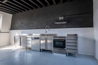 Dit instapklare appartement is gelegen in de Heirmanstraat 3-5 te Merksem, in een aangename en recent opgewaardeerde woonomgeving. Dankzij de...