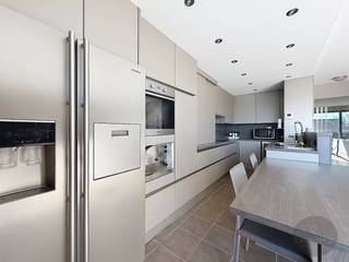 Op het vierde verdiep van de kleinschalige residentie Northwind, is deze penthouse gelegen, in alle rust, met een mooi ver uitzicht...