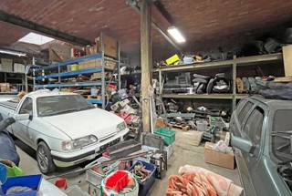 OPEN KIJKMOMENT 27/6 van 12 tot 14 u.<br />Ideaal gelegen magazijn/werkplaats (ca. 395 m²) aan de Lierse stadsrand met 2 bovengelegen appartementen. Vlakbij de ringweg, alle belangrijke invalswegen, winkels, supermarkt, scholen en openbaar vervoer. Vrije hoogte poort is 2,95 m (3,25 m na verwijdering fries). Dit op te knappen magazijn ligt op betonvloer en wordt gedragen door stalen balken. Voorzien van water en elektriciteit. Momenteel verhuurd.<br />De 2 bovengelegen appartementen hebben 1 tot 2 slaapkamers en worden eveneens verhuurd. Oppervlaktes 58 m² en 66 m².<br />Met o.a. inkomhal, woonkamer (eet- en zitplaats), deels geïnstalleerde keuken, berging voor WM/DK, berging voor verwarmingsketel en badkamer met lavabo, toilet en douche. Beide appartementen zijn verhuurd via SVK.<br />Interesse? Voor meer info of een plaatsbezoek 0479 01 00 00 of info@avantivastgoed.be
