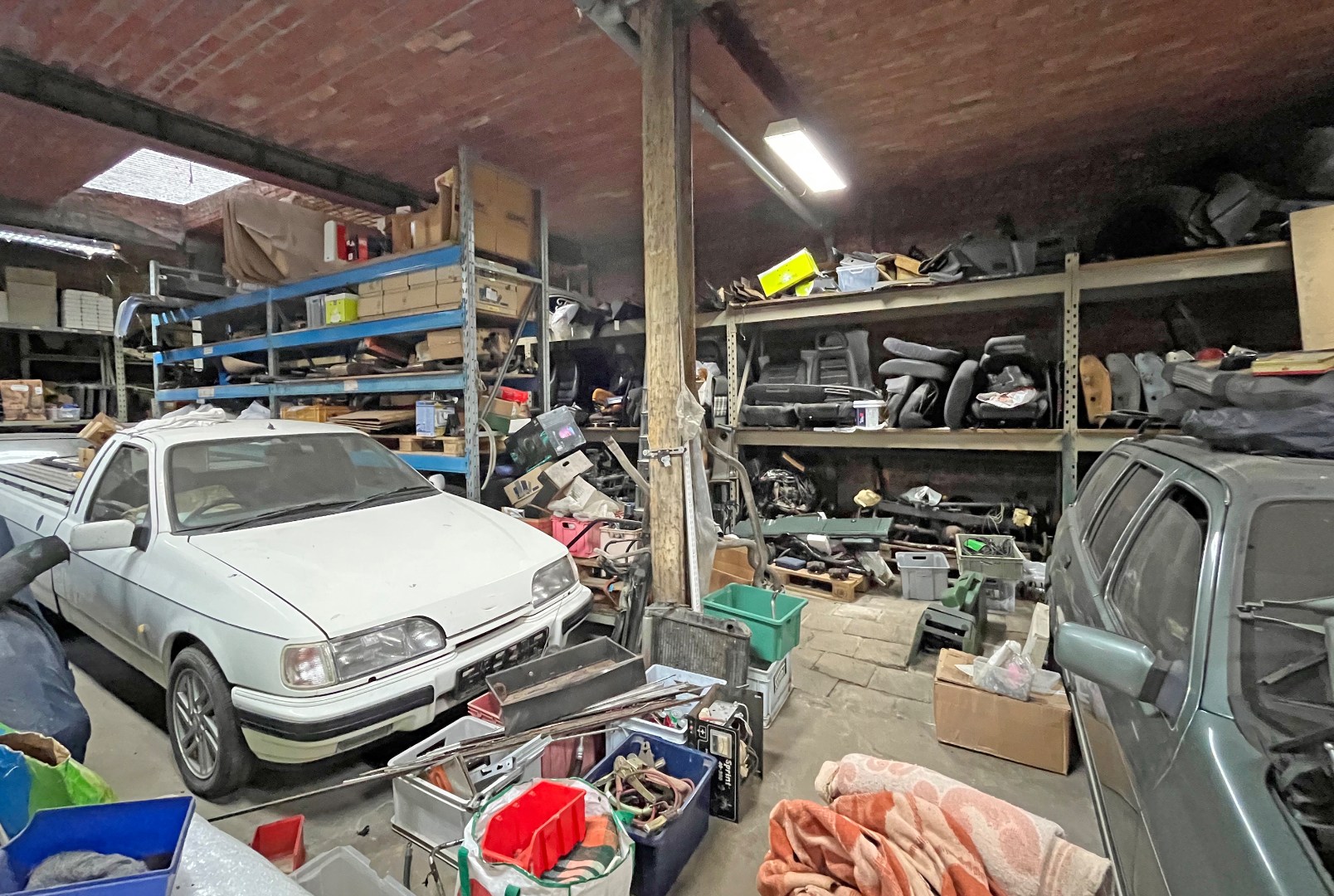 Goed gelegen magazijn met 2 bovengelegen appartementen - foto 4