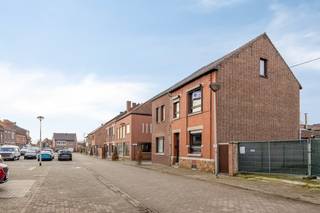 <blockquote>
<p><u><strong>Ruime, op te frissen gezinswoning met 4 slaapkamers en knusse tuin in het gezellige Vlijtingen, Riemst</strong></u><br /><br />Ben je op zoek naar een ruime woning met karakter, een fijne ligging én vooral heel wat mogelijkheden om er helemaal je eigen thuis van te maken?<br />Dan is deze charmante halfopen bebouwing in het gezellige Vlijtingen absoluut het ontdekken waard.<br /><br />De woning vraagt nog om renovatie en modernisering, maar net daarin schuilt haar grootste troef: je krijgt hier de ruimte en vrijheid om alles stap voor stap af te werken volgens je eigen smaak, wensen en budget.<br /><br /><strong>Rustig wonen, vlak bij alles</strong><br /><br />De woning ligt in het hart van Vlijtingen, een aangenaam dorp binnen de gemeente Riemst waar rust, gezelligheid en een warm dorpsgevoel samenkomen.<br /><br />Winkels, scholen en belangrijke verbindingswegen bevinden zich op korte afstand. Ook de Nederlandse grens en het bruisende Maastricht zijn vlot bereikbaar. Voor gezinnen is de speeltuin vlak om de hoek bovendien een fijne extra troef.<br /><br /><strong>Een karaktervolle woning klaar voor een nieuw hoofdstuk</strong><br /><br />Bij het binnenkomen vallen meteen de hoge plafonds en het aangename ruimtegevoel op. De woning beschikt over een charmante, authentieke basis en biedt tal van mogelijkheden voor wie graag zelf de handen uit de mouwen steekt of een woning volledig naar eigen smaak wil renoveren.<br /><br />Denk aan een eigentijdse keuken, een nieuwe badkamer, frisse afwerkingen en een interieur dat helemaal bij jou past. Geen kant-en-klare standaardwoning, maar een huis waarin je je eigen keuzes kunt maken en echt iets persoonlijks kunt creëren.<br /><br />Bovendien geldt er dankzij het EPC-label D geen renovatieverplichting, waardoor je de werken op je eigen tempo kunt plannen.<br /><br /><strong>Verrassend ruim ingedeeld</strong><br /><br />Op het gelijkvloers kom je binnen via de ruime inkomhal met vaste trap naar de eerste verdieping.<br /><br />De lichtrijke woonkamer sluit aan op de keuken en eetruimte. Samen vormen ze een royale leefzone met voldoende plaats om gezellig te tafelen, te ontspannen en tijd door te brengen met familie en vrienden.<br /><br />Achter de keuken bevindt zich de badkamer, die nog volledig dient te worden ingericht. Een mooie kans om deze ruimte meteen praktisch en eigentijds vorm te geven.<br /><br />Op de eerste verdieping bevinden zich drie volwaardige slaapkamers. De tweede verdieping werd ingericht als vierde slaapkamer, maar kan uiteraard ook dienstdoen als bureau, hobbyruimte, speelkamer of logeerkamer.<br /><br />Daarnaast is de woning gedeeltelijk onderkelderd, wat zorgt voor handige extra opslagruimte.<br /><br /><strong>Een knusse tuin om van te genieten</strong><br /><br />Ook buiten is het aangenaam vertoeven. De knusse tuin vormt een fijne plek om te ontspannen, te barbecueën of van de zon te genieten, zonder dat je uren aan tuinonderhoud kwijt bent.<br /><br />De ruime tuinberging biedt bovendien voldoende plaats voor fietsen, tuinmateriaal en andere spullen.<br /><br /><strong>Waarom je deze woning niet mag missen</strong><br /><br />+ Vier slaapkamers<br />+ Lichtrijke en ruime leefruimtes<br />+ Hoge plafonds en een karaktervolle uitstraling<br />+ Gezellige tuin met ruime tuinberging<br />+ Geen renovatieverplichting (EPC-label D: 307 kWh/m² per jaar)<br />+ Parkeergelegenheid voor de deur<br />+ Speeltuin vlak om de hoek<br />+ Veel mogelijkheden om de woning naar eigen smaak in te richten<br /><br />Kortom: een betaalbare en verrassend ruime woning voor wie niet op zoek is naar een afgewerkt huis, maar naar een plek met karakter en potentieel die je helemaal naar je eigen hand kunt zetten.<br /><br />Ideaal voor starters, jonge gezinnen of handige renovatieliefhebbers die dromen van een woning die écht van hen wordt.<br /><br />Kom zelf de ruimte en mogelijkheden ontdekken tijdens een bezoek en contacteer ons via 089 23 44 22 of info@immoverslegers.be.<br /><br /><strong>Nieuwsgierig naar 'Mheer'? :)</strong><br />Klik op ‘Virtuele tour’ en bekijk de video van de woning. <br />Zo krijg je meteen een beter gevoel bij de ruimtes, indeling en mogelijkheden van deze te renoveren gezinswoning!<br />( https://youtube.com/shorts/t1gFZ3VIyxg )</p>
</blockquote>