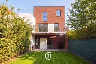 <p>Bent u op zoek naar een ruime woning met 3 à 4 slaapkamers en een tuin in Gent? Dan is deze woning precies wat u zoekt.</p><p>Deze woning is gelegen in de Nadine Crappéstraat in Gent, op een uitstekende locatie nabij het stadscentrum en omringd door heel wat groen. De Bourgoyen, de Blaarmeersen en de Watersportbaan bevinden zich op korte afstand, waardoor u volop kunt genieten van recreatie en natuur. In de onmiddellijke omgeving vindt u diverse winkels, scholen, openbaar vervoer en andere dagelijkse voorzieningen. Dankzij de centrale ligging tussen de R40 en de R4 geniet u bovendien van een vlotte bereikbaarheid met de wagen, de fiets en het openbaar vervoer. Deze topligging combineert rustig wonen met een uitstekende mobiliteit en alle troeven van de stad binnen handbereik.</p><p>Indeling:</p><p>GLV: Via de inkomhal betreedt u de woning. Hier bevinden zich een apart gastentoilet, een badkamer en een ruime polyvalente ruimte die perfect kan dienen als leefruimte, bureau, hobbyruimte of extra slaapkamer. Vanuit deze ruimte heeft u rechtstreeks toegang tot de aangename tuin.<br />1steV: Via de trap bereikt u de lichtrijke leefruimte met open keuken. Aansluitend bevindt zich een gezellig terras, vanwaar u via een trap rechtstreeks toegang heeft tot de tuin.<br />2deV:Via de nachthal bereikt u drie volwaardige slaapkamers, waarvan de master bedroom beschikt over een eigen badkamer. Daarnaast bevindt zich op deze verdieping een derde badkamer.</p><p>Daarnaast kan er een staanplaats worden bijgekocht voor 15.000 euro.</p><p>Interesse?<br />Contacteer ons gerust voor meer informatie of plan vandaag nog uw bezoek in.</p>
