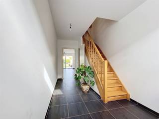 <p><span>Charmante gezinswoning met 3 slaapkamers in Brasschaat</span></p><p><span>Deze verzorgde gezinswoning combineert een bewoonbare oppervlakte van 350 m² met een praktische indeling en lichtrijke ruimtes. </span></p><p><span>De ruime leefkeuken met kookeiland sluit naadloos aan op de tuin dankzij de grote raampartijen.</span></p><p><span>De woning beschikt over drie volwaardige slaapkamers en een badkamer met zowel bad als douche. De neutrale afwerking zorgt ervoor dat je hier meteen je eigen thuis van kan maken.</span></p><p><span>Buiten geniet je van een aangename, private tuin met voldoende ruimte om te ontspannen of te spelen. Daarnaast beschikt de woning over een garage en een ruime zolder met dakvensters, ideaal als extra bergruimte of met potentieel voor verdere inrichting.</span></p><p><span>Een comfortabele gezinswoning op een fijne locatie in Brasschaat, waar ruimte en wooncomfort hand in hand gaan.</span></p>