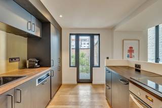 <p>Gelegen in de Egide Walschaertsstraat, op wandelafstand van het Sint-Gillisvoorplein, het park van Vorst en het Wiels, stellen wij u dit elegante duplexappartement voor van ±155m² + tuin. Bij de inkom vallen de volumes meteen op: plafonds van 4,30m met sierlijke moulures, overvloedig lichtinval en hoogwaardige materialen. Op het gelijkvloers bevinden zich een leefruimte van 35m², een eetkamer en een open keuken met strak design, die uitkomt op een balkon met zicht op de binnentuin. Op de benedenverdieping bevindt zich de slaapzone met twee slaapkamers (18m² en 11m²), een bureau, een aansluitende douchekamer bij de hoofdslaapkamer en een aparte badkamer. Een toilet onder de trap benut de ruimte optimaal. Het appartement wordt volledig gemeubeld verkocht en beschikt over conforme elektriciteit, een individuele gascondensatieketel. Gemeenschappelijke kosten: 125€/maand (slechts 4 mede-eigenaars in het gebouw). Met veel smaak gerenoveerd in de geest van het originele modernistische gebouw, biedt dit pand een stijlvolle en harmonieuze woonomgeving, waarin elk detail kwaliteit en architectonische coherentie uitstraalt. Een uitzonderlijk eigendom, zeldzaam op de markt, ideaal voor wie modern comfort zoekt in een karaktervolle setting.</p>