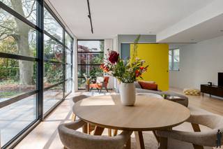 Instapklare architecturale villa op ca. 932m² grond. Tuin op het zuiden & royaal zonnig dakterras.Deze villa bevindt zich in een rustige straat met...