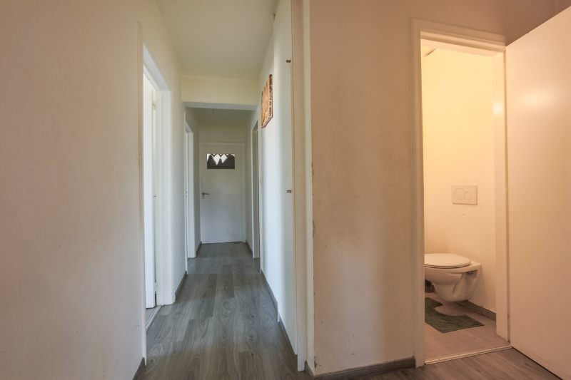 Centraal gelegen appartement van 94m² met 3 slaapkamers, kelder en garage (Energielabel B). (foto's via A. I. bewerkt) - foto 4