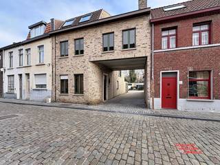 Dit garagecomplex is gelegen op wandelafstand van 't Zand.