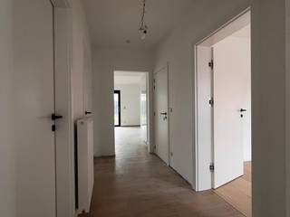 Dit gezellige gelijkvloers appartement vinden we aan Luitenant Van Eepoelstraat 195 (kruising met Kapelstraat ) in een klein gebouw met...