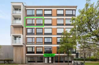 Op een uitstekende locatie, op wandelafstand van het strand, de zee en het centrum, bevindt zich dit aangename en lichtrijke appartement. Winkels, scholen en openbaar vervoer zijn bovendien vlot bereikbaar.<br /><br />Het appartement beschikt over twee volwaardige slaapkamers met een mooie lichtinval. Daarnaast is er een extra kamer op een hogere verdieping, ideaal als logeerkamer, bureau of als interessante meerwaarde in het kader van vakantieverhuur.<br /><br />De leefruimte geniet van een prachtig open zicht op de golf en biedt dankzij de grote raampartijen een overvloed aan natuurlijk licht. Bovendien is er geen inkijk, wat zorgt voor een optimale privacy en een bijzonder aangenaam wooncomfort.<br /><br />Tot slot is er nog de mogelijkheid tot aankoop van een zolderkamer. <br /><br />Dit appartement vormt de perfecte combinatie van licht, ruimte en ligging. Zowel geschikt als vaste woonst, tweede verblijf of investering.<br /><br />Op zoek naar een appartement met open zichten, extra mogelijkheden en een gunstige ligging in Oostende? Dan is dit een opportuniteit die u niet mag missen.<br /><br />Interesse? Neem vandaag nog contact op voor meer informatie of een bezoek ter plaatse!