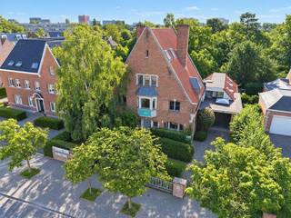 Deze klassevolle villa combineert ruimte, comfort en veelzijdigheid op een perceel van 1.496 m².<br />Met een totale bewoonbare oppervlakte van maar liefst 765 m² (+ volwaardige kelder 211 m²), veel natuurlijke lichtinval en een recente bijbouw biedt deze eigendom tal van mogelijkheden.<br /><br />Op het gelijkvloers verwelkomt een royale inkomhal met vestiaire en gastentoilet u.<br />Verder bevinden zich hier een salon, eetplaats, keuken, bureau en ruime veranda met zicht op terras en tuin. Een afzonderlijke zijingang.<br /><br />De eerste verdieping telt vier ruime slaapkamers en een ruimte voor de inrichting van een badkamer.<br />Op de tweede verdieping bevinden zich drie slaapkamers, een badkamer en een keuken.<br />De derde verdieping biedt nog eens twee slaapkamers en een toilet.<br /><br />De recente bijbouw vormt een bijzondere troef, met een ruime inkom en een polyvalente ruimte van 64 m².<br />Daarboven bevindt zich een studio met badkamer.<br /><br />De villa is volledig onderkelderd, met circa 211 m² kelderruimte, en beschikt over een inpandige garage.<br />De oprit biedt plaats voor vier wagens.<br /><br />Energielabel B – recente CV installatie – grote renovatiewerken uitgevoerd in 2001.<br /><br />Een uitzonderlijk ruime eigendom voor wie royaal wil wonen in een residentiële omgeving.<br /><br />Meer info of bezoek:<br />Peter Hessels op 0473 68 22 47 of via <span>info@arcade-vastgoed.be</span>.