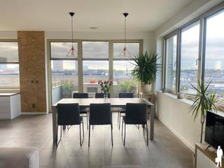 Ruim gemeubeld appartement op toplocatie in het prestigieuze project INDIA-NATIE<br /><br />Op de unieke locatie waar het Houtdok en het Kempischdok samenkomen, bevindt zich het bijzondere woonproject INDIA-NATIE. De naam verwijst naar het rijke handelsverleden van de Antwerpse haven en vormt vandaag een stijlvolle woonomgeving waar comfort, architectuur en energiezuinig wonen centraal staan.<br /><br />Het project bestaat uit vier gebouwen: Kesar, Jaipal, Meti en Pai. Elk gebouw werd met veel aandacht voor architectuur, uitstraling en wooncomfort ontworpen. INDIA-NATIE combineert een hoogwaardige afwerking met een gunstig energieverbruik en een uitstekende ligging aan het Eilandje.<br /><br />GA NAAR WWW.DEBOERENPARTNERS.BE OM RECHTSTREEKS UW ONLINE AFSPRAAK IN TE PLANNEN<br /><br />Indeling:<br />Ruime leefruimte van ca. 40 m² op tegelvloer, met toegang tot een zuidwestgericht terras van ca. 6 m²<br />Volledig uitgeruste open keuken met eiland, voorzien van oven, combi-oven, vaatwasser, keramische kookplaat, koelkast en diepvries<br />Praktische bureauruimte met ingebouwde kasten en bureau<br />Ruime slaapkamer van ca. 15 m² met twee ingebouwde kastenwanden en toegang tot een tweede terras van ca. 6 m², noordoostgericht<br />Technische berging van ca. 3 m²<br />Ruime badkamer met inloopdouche, ligbad, badkamermeubel met spiegel en aansluiting voor wasmachine en droogkast<br />Apart toilet<br />Private kelderberging<br /><br />Bijzonderheden:<br />EPC A<br />Beschikbaar vanaf 15/11<br />Vaste kosten: €170/maand, inclusief verwarming, warm water, verbruik en onderhoud van de gemeenschappelijke delen.
