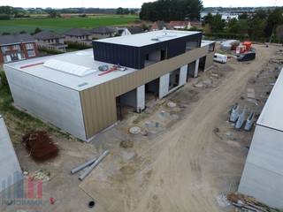 Nieuwbouw <strong>KMO-unit van 249 m²</strong> met <strong>130 m² kantoorruimte</strong> te koop en 4 privatieve parkeerplaatsen.<br />De loods maakt deel uit van <strong>“Apollo”</strong>, een gloednieuw KMO-project bestaande uit diverse multifunctionele units vanaf 175 m² tot 2.500 m² , waaronder enkele met kantoorverdieping. Deze ontwikkeling ligt op <strong>minder dan 2 km</strong> van het op- en afrittencomplex van de <strong>E17 te Waregem</strong> – een absolute <strong>toplocatie</strong> voor ondernemers die belang hechten aan bereikbaarheid in een bedrijvige regio.<br /><br />De<strong> casco magazijnruimtes </strong>(brandklasse C) zijn opgebouwd uit een duurzame staalstructuur met geïsoleerde sandwichpanelen met afwerkingspaneel. Ze beschikken over een <strong>vrije hoogte van 6 meter</strong>, wat zorgt voor een optimaal gebruik van de ruimte. Elke unit is standaard uitgerust met een <strong>automatische sectionale poort</strong> (4 m B x 4,2 m H) met aparte toegangsdeur en bovenlicht, een lichtstraat met geïntegreerde RWA-koepel en een slijtvaste <strong>polybetonvloer </strong>(1T/m²). Tevens beschikt elke unit over een individuele regenwaterput van 15.000L.<br /><br />De <strong>casco kantoorruimte</strong> is gelegen op de <strong>1ste verdieping</strong> en is voorzien van een gemeenschappelijke<strong> trappenhal met lift</strong>. De grote raampartijen zorgen voor veel <strong>natuurlijk lichtinval</strong> en zorgen voor een aangenaam werkklimaat.<br /><br />Per unit zijn <strong>minstens twee privatieve parkeerplaatsen voorzien</strong> (niet inbegrepen in de verkoopprijs). De loodsen zijn ideaal voor uiteenlopende doeleinden zoals atelier, opslag en distributie in combinatie met kantoor/showroom.<br /><br />De middelenverbintenis met betrekking tot de oplevering van blok 1 is gepland voor het <strong>vierde kwartaal van 2026</strong>. Grijp nu je kans en investeer in een toekomstgerichte werkomgeving op een toplocatie!<br /><br /><span><span>Contacteer <strong>PANORAMA B2B</strong> voor bijkomende (technische) inlichtingen, plannen of een vrijblijvend <strong>plaatsbezoek 056 222 256.</strong></span></span>