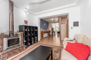 Op een steenworp van Bordet ontdekt u deze prachtige vrijstaande woning in Evere, in het hart van een rustige en aangename residentiële wijk. De gunstige ligging laat u genieten van een rustige leefomgeving terwijl u toch in onmiddellijke nabijheid bent van het openbaar vervoer, scholen, winkels en alle dagelijkse voorzieningen.<br /><br />Met een oppervlakte van meer dan 315 m² valt dit pand op door zijn uitzonderlijke volumes, lichtinval en de talrijke inrichtingsmogelijkheden die het biedt. Het gelijkvloers bestaat uit een ruime, lichtovergoten woonkamer, open naar een keuken met eethoek. U vindt er ook een veranda, ideaal als relaxruimte of die de mogelijkheid biedt om de keuken naar wens uit te breiden. Buiten verlengt een groot terras de leefruimtes en geeft toegang tot een prachtige zuidgerichte tuin van ongeveer 100 m², perfect om van de zonnige dagen te genieten.<br /><br />Twee trappen, aan weerszijden van het huis, geven toegang tot de eerste verdieping. Deze verdieping omvat een grote slaapkamer en een lange gang die leidt naar een tweede slaapkamer met een eigen badkamer met jacuzzi, wat een echte wellnessruimte biedt.<br /><br />Op de tweede verdieping vindt u nog twee grote slaapkamers, een badkamer en een ruimte die gemakkelijk kan worden ingericht als bureau, speelkamer of dressing, afhankelijk van uw behoeften.<br /><br />Tot slot herbergt de bovenste verdieping nog een extra slaapkamer die de talrijke ruimtes van deze woning harmonieus aanvult.<br /><br />Deze woning is een zeldzame kans voor een gezin dat op zoek is naar grote ruimtes, veel licht en een pand met talrijke inrichtingsmogelijkheden. Ze is ook ideaal voor een belegger die een woning met sterk potentieel in een gegeerde buurt wil verwerven.<br /><br />