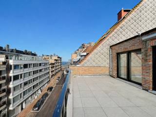 Prachtig gerenoveerde &amp; gemeubelde penthouse met 2 slaapkamers, zonneterras en zijdelings zeezicht.<br />Tijdloos gerenoveerd met hoogwaardige materialen.<br /><br />Indeling: inkom met toilet en vestiaire. Lumineuze, brede woonkamer met zit- en eetplaats uitgevend op aangenaam zonnig terras met uitzonderlijk zicht op strand en zee. Volledige uitgeruste open keuken. 2 mooie slaapkamers met ingemaakte kasten, waarvan uitgeven op het terras achteraan.<br /><br />Badkamer en douchekamer. Privatieve kelderberging.<br />Luxe, zijdelings zeezicht en zon op een topligging!<br /><br />Mogelijkheid tot aankoop van een autostaanplaats in het gebouw!<br />Meubilair is inbegrepen.<br />Maatregelenregister in aanvraag.<br /><br />Aarzel niet om ons te contacteren voor meer informatie: tel. : 050 62 44 14 of via knokke@immax.be