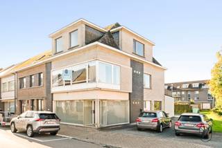 <p>Degelijke H.O.B bestaande uit 2 appartementen, een garage, VOLDOENDE PARKEERPLAATSEN/ tuin. EXTRA GARAGEBOX, 50 m verderop gelegen, Goed gelegen en ideale opbrengsteigendom!!!<br /><br />Op het gelijkvloers een studio, en op het verdiep een groot 3-slaapkamerappartement met terras. <br />Aparte tellers, 2 recente gas-condensatieketels, goeie huuropbrengsten (€1300/maand). <br /><br />Bezoek na afspraak: yves@immobeguin.be. 0475 32 70 42.</p>