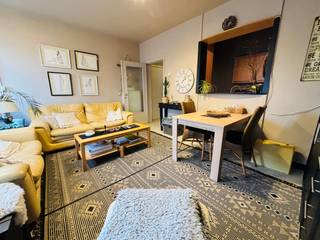 *kleine residentie 'Soleil II'*inkom-gezellige leefruimte-half open keuken-badkamer-wc-2 slaapkamers-bergingkoertje-gemeenschappelijke...