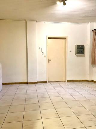 Deze studio is gelegen op de gelijkvloerse verdieping en bevindt zich in een rustige straat op slechts 10 min van E40 en vlakbij scholen, winkels...