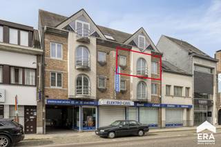 <p><strong>Ruim appartement met 2 slaapkamers op strategische ligging in centrum Geel</strong></p>
<p>Dit <strong>ruime appartement</strong> is gelegen op de tweede verdieping van een kleinschalige residentie, pal in het <strong>centrum van Geel</strong>. Dankzij de <strong>centrale ligging</strong> bevinden scholen, winkels, horecazaken en openbaar vervoer zich op wandelafstand. Ook het trein- en busstation zijn vlot bereikbaar, wat zorgt voor een uitstekende bereikbaarheid.</p>
<p>Het appartement beschikt over een <strong>open, lichtrijke leefruimte</strong> met aansluitend de ingerichte keuken. Aan de achterzijde bevinden zich<strong> twee slaapkamers</strong>, die beide rechtstreeks toegang bieden tot de <strong>veranda</strong>. Deze aangename buitenruimte vormt de ideale plek om in alle rust te genieten.</p>
<p>Het appartement geniet van een <strong>mooie oppervlakte en een praktische indeling</strong>. Het geheel kan naar eigen smaak en wensen worden ingericht.</p>
<p><strong>Momenteel is het appartement verhuurd, waardoor dit pand eveneens interessant is als investering.</strong></p>
<p><strong>Troeven:</strong></p>
<ul><li>
<p>Strategische ligging in centrum Geel</p>
</li><li>
<p>EPC C-label (284 kWh/m² jaar)</p>
</li><li>
<p>Geen renovatieplicht</p>
</li><li>
<p>Ruime en lichtrijke leefruimte</p>
</li><li>
<p>Grote raampartijen</p>
</li><li>
<p>Veranda toegankelijk vanuit beide slaapkamers</p>
</li><li>
<p>Lift aanwezig</p>
</li><li>
<p>Kleinschalige residentie</p>
</li><li>
<p>Momenteel verhuurd</p>
</li><li>
<p>Interessant als investering</p>
</li></ul>