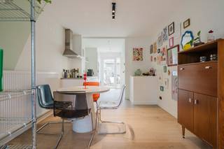 Deze <strong>recent gerenoveerde woning</strong>, gelegen op de <strong>Pottelberg te Kortrijk</strong>, biedt een <strong>gezellige indeling</strong>. <br />Bij het binnenkomen komt u terecht in de <strong>leefruimte met open keuken</strong>. Aansluitend bevindt zich een <strong>gezellig stadskoertje met afdak</strong>. <br />Verder beschikt de woning over een <strong>droge kelder</strong>, perfect als <strong>extra opslagruimte</strong>.<br /><br />Op de <strong>eerste verdieping</strong> vindt u een <strong>ruime slaapkamer</strong>, <strong>de badkamer</strong>, een <strong>apart toilet </strong>en een <strong>handige bergruimte</strong> met <strong>aansluiting voor</strong> een <strong>wasmachine</strong>.<br />De <strong>tweede verdieping</strong> omvat een <strong>tweede slaapkamer</strong> en een <strong>kleine zolderruimte</strong> die <strong>extra opslag</strong> biedt.<br /><br /><u><strong>Troeven:</strong></u><br />Gezellig stadskoertje met afdak<br />Droge kelder<br />2 slaapkamers<br />Praktische bergruimtes<br />Rustige ligging in de wijk Pottelberg<br /><br /><u><strong>Beschikbaar vanaf 1 augustus.</strong></u><br /><br />Interesse? <u><strong>info@dekeyser.immo</strong></u>