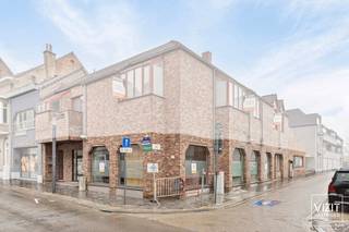 Dit veelzijdige gebouw biedt een unieke kans voor wie op zoek is naar een commerciële ruimte op een centrale locatie. Met een ruime handelsruimte...