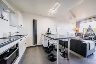 We Invest Malmedy heeft het genoegen dit triplex met 2 slaapkamers exclusief voor vakantieverhuur aan te bieden. Het is gelegen in het vakantiedomein "Terrasses de Malmedy". Het ligt op de hoogten van Malmedy en biedt daarom een uitzonderlijk uitzicht op de vallei, terwijl het toch dicht bij alle voorzieningen ligt. Het complex is uitgerust met een speeltuin, petanquebanen en wandelpaden op slechts een paar minuten afstand.
Begane grond: hal, ingerichte keuken (oven, kookplaat, afzuigkap, koelkast, gootsteen, vaatwasser, apparatuur, meubels) die uitkomt op een lichte woonkamer, terras op het zuidoosten. 1e verdieping: mezzanine omgebouwd tot slaapkamer met tweepersoonsbed. Souterrain: hal, slaapkamer met tweepersoonsbed, badkamer (enkele wastafel, Italiaanse douche, verwarmd handdoekenrek).
Technische kenmerken: de prijs is inclusief meubilair (+- €15.000), PVC ramen met dubbele beglazing, dual-mode elektrische verwarming (afstandsbediening), elektrische boiler, conforme elektriciteit, brandblusinstallatie in orde, PEB = C ( 211 kWh/m².an - E Totaal 14 234 - ref 20240108004803), afvoer via het gemeenschappelijke micro-station van het landgoed, gemeenschappelijke tuin, gemeenschappelijke parkeerplaatsen.
De verkoop vindt plaats op basis van een erfpachtcontract met een jaarlijks te betalen canon (1,5% van de verkoopprijs).
Ideaal als tweede huis of investering, met de mogelijkheid van onmiddellijke winstgevendheid, want het wordt momenteel verhuurd op Booking!