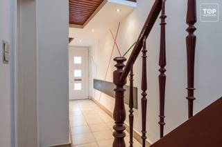 <p>Deze ruime woning beschikt over vier slaapkamers, een gezellige tuin en heel wat natuurlijke lichtinval. Dankzij de praktische indeling en de ruime kamers is dit een ideale gezinswoning.<br /><br />Via de inkomhal bereik je zowel de woonkamer als de keuken. De keuken beschikt over voldoende werk- en bergruimte. De woonkamer is ruim en geniet van veel natuurlijk licht. Verder bevindt zich op het gelijkvloers de ruime badkamer.<br /><br />Op de eerste verdieping zijn er twee ruime slaapkamers. Ook de tweede verdieping beschikt over twee volwaardige slaapkamers.<br />De verzorgde tuin is een absolute troef en vormt een leuke plek om gezellig buiten te zitten en te genieten van de zonnige dagen.<br /><br />De woning beschikt over EPC-label D en valt hierdoor niet onder de renovatieverplichting.<br /><br />Beschikbaar bij akte!<br /><br />Contacteer Top Vastgoed voor een bezoek op 0475 700 700!</p>