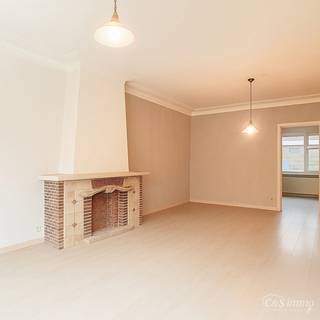 <p>In een charmant, kleinschalig gebouw aan een doodlopende straat, op een steenworp van het groene Bisschoppenhofpark, vind je dit instapklare appartement op de gelijkvloerse verdieping. Een rustige ligging, veel lichtinval én moderne afwerking maken dit een perfecte thuis voor wie comfort en rust wil combineren.<br />Ruime inkomhal (ca. 9 m²) op onderhoudsvriendelijke tegelvloer,. De lichtrijke leefruimte (ca. 29 m²) aan de voorzijde heeft een mooi open uitzicht. De master bedroom (ca. 16 m²) gelegen aan de achterzijde en een tweede slaapkamer (ca. 6 m²), aan de voorzijde, is ideaal als kinderkamer, bureau of hobbyruimte. De vernieuwde keuken (ca. 9 m²) is gelegen aan de achterzijde met toegang tot de ruime tuin (ca. 68 m²), waar u kan vertoeven in de ochtendzon. De badkamer is voorzien van een douche, lavabo en toilet. Het appartement beschikt over een EPC C. <br />Kleinschalig gebouw. Collectieve Condenserende verwarmingsketel op gas. Privatieve kelderberging. Vlakbij alle invalswegen. P-en G-score: C.</p>