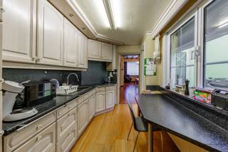 Zaterdag 21/03 tussen 11u tot 12u : KIJK-DAG (na voorafgaandelijke afspraak). <br /><br />De woning beschikt over een inkomhal die toegang geeft tot de aangename leefruimte, gevolgd door de lichtrijke keuken met aanpalende berging/wasplaats (met douchecel) en badkamer. <br />Vanuit de leefruimte en keuken heb je toegang tot het knusse binnenkoertje. <br />Op de bovenverdieping bevinden zich een nachthal, 2 (slaap)kamers en een afzonderlijk toilet. <br />Extra bergruimte gegarandeerd dankzij de praktische kelder én zolder.<br /><br />Centrale ligging, alle voorzieningen bevinden zich op wandelafstand: het station van Zottegem, winkels, drank- en eetgelegenheden, scholen en andere faciliteiten zijn vlot bereikbaar. <br /><br />Bijkomend pluspunt: afzonderlijke garage (vlakbij de woning) kan optioneel aangekocht worden.