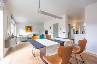 In de rustige en gegeerde wijk 't Schildeken, aan de Knokkestraat, bieden wij deze perfect onderhouden woning met een heerlijke zuidgerichte tuin te koop aan.<br />De woning telt 3 slaapkamers en is instapklaar. De ligging is een echte troef: op wandelafstand van Sportoase, Lakeside en bowlingcenter The Smiles, en dicht bij de stations van Duinbergen en Knokke — kortom, alles binnen handbereik.<br />Wie extra bergruimte of een autostaanplaats wenst, kan op zo'n 50 meter verderop in de wijk een garage bijkopen.