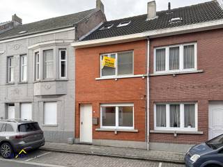 Deze vernieuwde woning biedt op het gelijkvloers een gezellige woonkamer en een eetplaats die naadloos aansluit op de open, volledig...