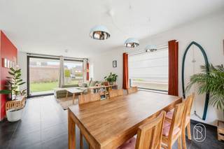 <p>Appartement de plain-pied idéalement situé, avec 2 chambres et un jardin ensoleillé, à proximité du centre de Courtrai ! Garage indépendant.<br />Situé dans l'une des avenues les plus prisées de Courtrai.</p><p>Vous recherchez un appartement prêt à emménager dans un endroit calme mais central ? Alors ce charmant appartement de plain-pied vaut vraiment le détour !</p><p>Situé à proximité du centre de Courtrai, vous bénéficierez ici d'une excellente accessibilité, tout en profitant d'un cadre de vie agréable et paisible.</p><p>Agencement : hall d'entrée avec toilettes séparées pour les invités, pièce à vivre lumineuse avec accès direct à la terrasse et au jardin ensoleillé, cuisine équipée, couloir, 2 chambres à part entière et une salle de bains avec lavabo et douche.</p><p>Il est également possible d'acquérir un garage privé.</p><p>Atouts : Prêt à emménager, emplacement de choix à proximité du centre de Courtrai, jardin et terrasse ensoleillés, chauffage central au gaz naturel, double vitrage, installation électrique conforme, très lumineux</p><p>Idéal pour les jeunes ménages, les couples ou les investisseurs !<br />Intéressé(e) ? Organisez vite votre visite via IMMO BEGUIN : tessa@immobeguin.be</p>