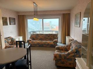 Deze charmante studio bestaat uit inkom, woonkamer met zonnig terras, open keuken, badkamer met bad en lavabo, afzonderlijk toilet.Onmiddellijk...