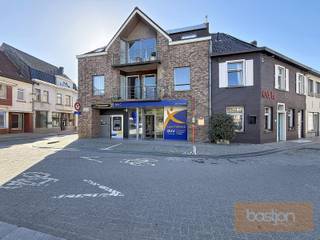 Dit stijlvolle appartement op de eerste verdieping geniet van een prachtige ligging met zicht op Markeplaats.Via de inkomhal komt u terecht in de...