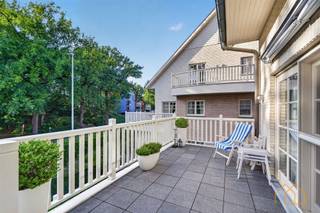 <p>Welkom in dit ruim, netjes afgewerkt appartement op de rand van de dorpskern van Kasterlee.</p><br /><p>Gelegen langs de Geelsebaan, naast de Keesesmolen, zit je ideaal om te genieten van het dorpsleven, de Kastelse horeca, bossen en velden.</p><br /><p>Er zijn 2 terrassen; vooraan en achteraan. Perfect om een evenwicht te vinden tussen zon, rust of uitzicht.</p><br /><p>De grote, open leefruimte is netjes afgewerkt. De keuken is voorzien van alle comfort. <br />De badkamer is ruim en compleet ingericht, en er is een extra gastentoilet. <br />In de hoofdslaapkamer is voldoende plaats voor een groot bed en een kast. De tweede slaapkamer leent zich perfect als logeerkamer, dressing of berging.</p><br /><p>In de kelder is een ruime afsluitbare garage, en ook een eigen berging van +/- 5m². Alles is vlot bereikbaar met lift of trap.</p><br /><p>Leuk om weten: </p><ul><li>Met EPC A ben je zeker van een lage onderhoudskost</li><li>Er zijn geen extra kosten voor syndicus te voorzien</li><li>Huur van garage is in prijs inbegrepen</li><li>Makkelijke inrit naar parkeergarage langs achterkant van het gebouw</li><li>Beschikbaar vanaf 1 december 2026</li></ul><br /><p>Zie jij hier een mooie gelegenheid om jouw leven nog mooier te maken? <strong>Vul dan nu het aanvraagformulier voor bezichtiging in</strong>!<br />Door de drukte op de huurmarkt kunnen afspraken voor huurpanden niet telefonisch worden ingepland.</p><br /><p>Heb jij plannen om jouw vastgoed te verkopen of te verhuren? Contacteer Nxxt Vastgoed voor een verkennend gesprek. We koppelen de mogelijkheden die jouw pand biedt aan jouw wensen.<br />Samen maken we van jouw vastgoeddroom een Succesvolle Nxxt Step!</p>
