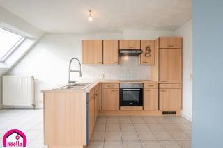 Te koop in Westende: Dorp, stijlvol 2-slaapkamerappartement met zonnig terras ☀️
Droomt u van een eigen plekje aan zee? Dit lichtrijke en instapklare appartement in Westende biedt alles voor comfortabel wonen of zorgeloos genieten aan de kust. Wat mag u verwachten?
• Ruime leefruimte met veel lichtinval en toegang tot het zuid-oost gericht terras, elektriciteit conform.
• Moderne open keuken, volledig ingericht
• 2 volwaardige slaapkamers
• Badkamer met dubbele lavabo en ligbad
• Apart toilet
• Inkomhal met praktische maatkasten
Gelegen op wandelafstand van het strand, winkels, restaurants en openbaar vervoer.
Extra pluspunten:
✓ Lage syndickosten
✓ Geen lift, dus lagere vaste kosten
✓ Ideaal als vaste woonst, tweede verblijf of investering.
Een appartement waar licht, comfort en ligging perfect samenkomen.
Interesse? Neem contact op voor meer info of een bezichtiging. 0471 10 63 68