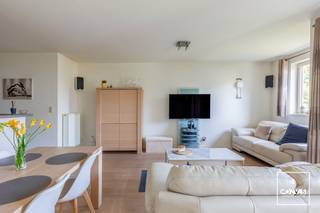 Dit <strong>perfect onderhouden</strong> appartement met <strong>twee slaapkamers</strong> is gelegen op een gunstige, vlot bereikbare locatie te Gentbrugge. <br /><br />Via de inkomhal kom je binnen in de <strong>lichtrijke leefruimte</strong> met aansluitend een <strong>volledig voorziene keuken</strong> met praktische keukenberging. Vanuit de leefruimte heb je toegang tot het aangename, rustige <strong>terras </strong>met zicht op het groen. Verder beschikt het appartement over een apart toilet, twee volwaardige slaapkamers met <strong>zonnewering </strong>en een <strong>ruime badkamer</strong>.<br /><br />Op de kelderverdieping bevindt zich de <strong>private afgesloten garagebox. </strong>Deze dient aangekocht te worden voor €25.000.<br /><br />Verder is er een <strong>conforme elektrische installatie</strong> en een gunstig <strong>EPC-label A</strong>. Bovendien worden de gemeenschappelijke delen van de residentie steeds netjes onderhouden. <br /><br />Tot slot is ook de ligging een grote troef. Zowel met de wagen als de fiets vlot bereikbaar en het Gentse stadcentrum ligt amper op zo'n 3 kilometer verwijderd. Dankzij de nabijheid van diverse invalswegen, het openbaar vervoer, supermarkten, scholen en diverse sportinfrastructuur woon je hier op een heel praktische locatie.<br /><br />Ook als investering interessant wegens gemakkelijk te verhuren of voor uw studerende kinderen.<br /><br />Het appartement is beschikbaar ten laatste op 01/07/2027 i.v.m. aankoop andere woning. Dit kan hoogstwaarschijnlijk al vroeger zijn. <br /><br />Interesse in dit <strong>instapklaar</strong>, <strong>energiezuinig </strong>en <strong>goedgelegen </strong>appartement met garagebox? <strong>Contacteer Gijs</strong> via gijs@convas.be of 0492 84 48 24 (telefonisch of via Whatsapp).