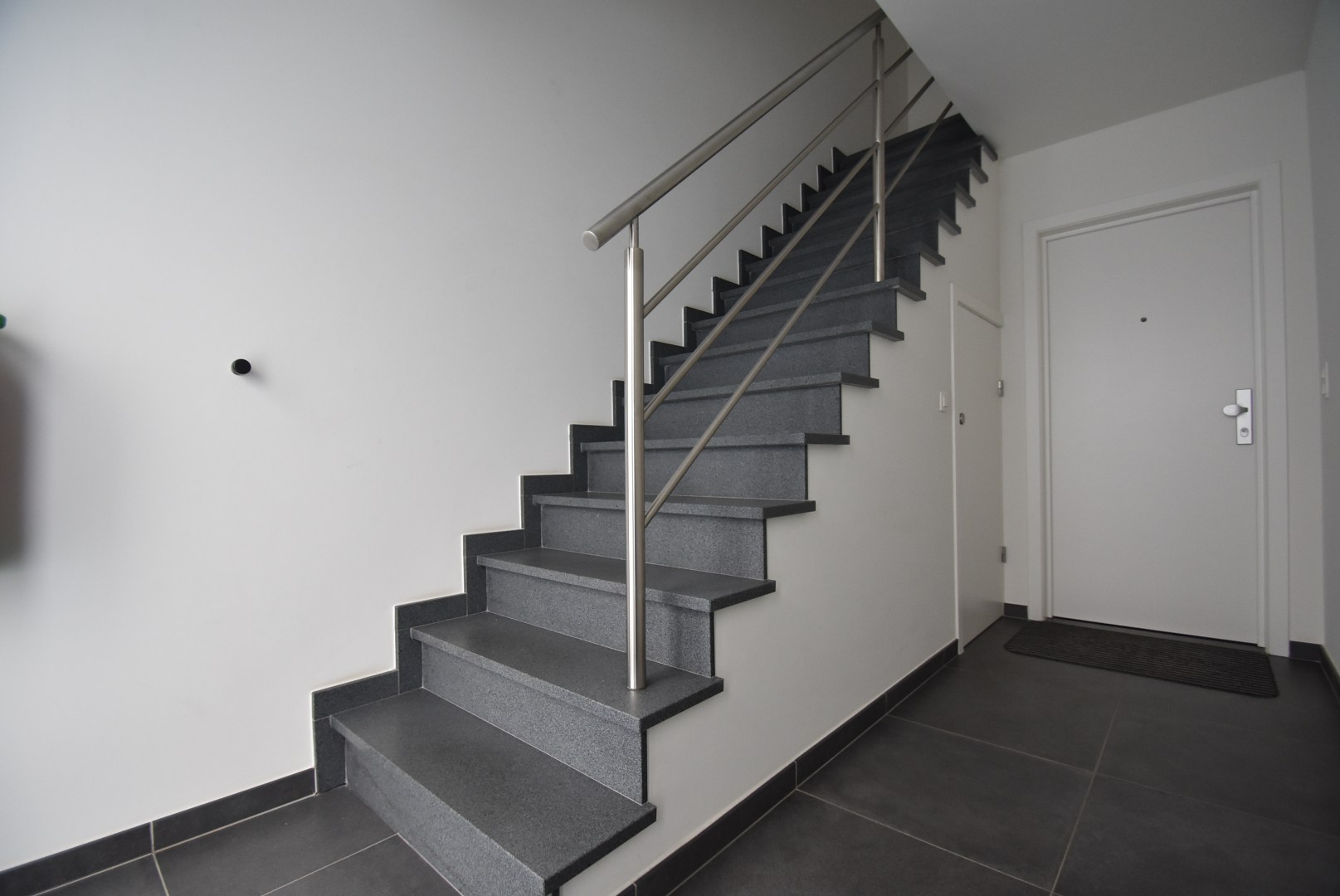 Knap ingericht  en ruim appartement met 2 slaapkamers en groot terras - foto 4