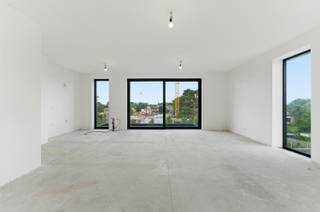 <p>Residentie Astrid is een kleinschalig en stijlvol nieuwbouwproject met 4 appartementen, gelegen op de historische site van de voormalige mosterdfabriek aan de Astridlaan in Veurne. </p><p><br /></p><p>Ligging:</p><p>Op wandelafstand van de Grote Markt en het bruisende stadscentrum, met winkels, horeca en dagelijkse voorzieningen binnen handbereik. </p><p><br /></p><p>Indeling: </p><ul><li>Hal met apart gastentoilet </li><li>Lichtrijke leefruimte met open keuken </li><li>Praktische berging</li><li>2 slaapkamers </li><li>1 badkamer </li><li>Terras van 12 m²</li></ul><p>Extra troeven:</p><ul><li>Kleinschalige residentie met slechts 4 appartementen </li><li>Verkoop onder registratierechten</li><li>Mogelijkheid tot aankoop van een private berging en staanplaats</li></ul><p>&#128222; 058 31 58 58</p><p>&#128231; hanne.huyghe@era.be</p>