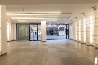 <strong>Huurprijs: 1.995 EUR per maand </strong><br /><strong>Kosten plaatsbeschrijving zijn 50/50 te betalen door huurder en verhuurder<br />Beschikbaar: In onderling overleg.<br /></strong><br />
<p><span>Beschrijving van het pand:</span><br />In het bruisende centrum van Turnhout bieden wij dit ruime handelspand van 336 m² aan, voorheen uitgebaat als apotheek. Dankzij de centrale ligging en de grote raampartijen geniet het pand van een uitstekende visibiliteit en natuurlijke lichtinval.</p>
<p>De indeling is functioneel en biedt tal van mogelijkheden voor diverse handels- of dienstverlenende activiteiten.</p>
<p><span>Bijzonderheden:</span></p>
<p>- Centrale ligging in Turnhout<br />- 336 m² bruikbare oppervlakte<br />- Grote etalage / veel lichtinval<br />- Geschikt voor verschillende commerciële doeleinden</p>
<p>Bent u op zoek naar een commerciële toplocatie voor uw zaak? Neem gerust contact met ons op voor meer informatie of een bezichtiging.</p>