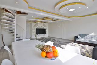 Dit duplexappartement met 4 slaapkamers is gelegen in het centrum van Antwerpen, in de buurt van Schijnpoort, op wandelafstand van Park Spoor Noord...