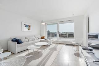 Op de gegeerde Koninginnelaan bevindt zich deze uitzonderlijke penthouse met als absolute troef een indrukwekkend terras van maar liefst 100 m², waar u geniet van een panoramisch uitzicht over de zee, de duinen en de omgeving.<br /><br />Een zeldzame plek waar binnen- en buitenleven naadloos in elkaar overvloeien. De ruime en lichtrijke woonkamer geeft rechtstreeks toegang tot het terras en biedt dankzij de grote raampartijen een voortdurend zicht op de kust.<br /><br />Het appartement omvat verder een volledig uitgeruste keuken, 2 slaapkamers, 2 badkamers, praktische berging en inkomhal.<br /><br />De ligging is uitstekend: op wandelafstand van zee en strand, en vlak bij winkels, restaurants en alle voorzieningen van Sint-Idesbald. Ondanks deze centrale ligging geniet u in de penthouse van een aangename rust en privacy.<br /><br />Lift tot aan 4de verdieping. <br /><br />DE GROTE TROEVEN<br /><br />🌊 Panoramisch zicht<br /><br />☀️ Maar liefst 100 m² terras<br /><br />🏖️ Gegeerde ligging aan Ster Der Zee<br /><br />🛋️ Ruime en lichtrijke leefruimte<br /><br />🛏️ 2 slaapkamers<br /><br />🍽️ Volledig uitgeruste keuken<br /><br />🚿 2 badkamers<br /><br />📍 Nabij strand, winkels en restaurants<br /><br />Een unieke kustparel met een buitenruimte die u zelden aantreft. Ideaal als tweede verblijf, investering of als exclusieve uitvalsbasis aan zee.<br /><br />Een bezoek is absoluut de moeite waard.