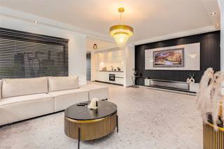 <p><span>Op een boogscheut van het centrum van </span><span>Malle </span><span>staat dit </span><span>super leuke en instapklare huis</span><span> te koop. Gelegen op een </span><span>perceel van ruim 1.600 m²</span><span> in een landelijke omgeving tussen de weilanden, maar toch dichtbij de dorpskern waar tal van winkels, scholen en openbaar vervoer zijn.</span></p><p><span> </span></p><p><span>Het huis heeft een </span><span>bewoonbare oppervlakte</span><span> van maar liefst</span><span> 150m²</span><span>, een </span><span>kei toffe tuin</span><span> met prachtig </span><span>open zicht over weilanden</span><span> ... Het huis is aan de binnenzijde </span><span>volledig en kwaliteitsvol gerenoveerd.</span><span> Enkel de buitenkant dient nog aangepakt te worden om er een volledig plaatje van te maken.</span></p><p><span> </span></p><p><span>Gelijkvloers</span></p><p><span>- inkomhal</span></p><p><span>- gastentoilet</span></p><p><span>- zeer lichte leefruimte en eetkamer met gashaard</span></p><p><span>- prachtige open geïnstalleerde keuken</span></p><p><span>- een handige koele berging / wasplaats</span></p><p><span>- fantastisch zicht vanop het terras op de achterliggende weilanden</span></p><p><span>- tuin met west-oriëntatie </span></p><p><span>- oprit en garage</span></p><p><span> </span></p><p><span>Eerste verdieping</span></p><p><span>- slaapkamer 1</span></p><p><span>- slaapkamer 2</span></p><p><span>- slaapkamer 3</span></p><p><span>- moderne ingerichte badkamer met inloopdouche</span></p><p><span> </span></p><p><span>Zolder</span></p><p><span>- niet ingericht</span></p><p><span> </span></p><p><span>Troeven</span></p><p><span>- centrale ligging tussen de weilanden</span></p><p><span>- ramen PVC dubbele beglazing</span></p><p><span>- conforme elektriciteit</span></p><p><span> </span></p><p><span>Ben jij geïnteresseerd in dit huis te koop in Malle, ben je op zoek naar ander vastgoed of wens je de waarde van jouw eigendom te kennen? Dan ben je bij BOLT immo aan het juiste adres! Wij helpen jou graag verder.</span></p><p><span> </span></p>