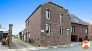 RIEMST - Te renoveren woning met stalling op ruim perceel<br /><br />Bent u op zoek naar een woning met veel potentieel en een landelijke ligging? Dan is deze te renoveren woning in Zussen, een rustige deelgemeente van Riemst, zeker een bezoek waard. Gelegen in een groene en rustige omgeving biedt deze eigendom tal van mogelijkheden voor wie de handen uit de mouwen wil steken en een woning volledig naar eigen smaak wil inrichten.<br /><br />Op het gelijkvloers beschikt de woning over een eetkamer, een zitkamer, een keuken, een badkamer, een wasplaats en een inpandige garage. Op de eerste verdieping bevinden zich drie slaapkamers, met daarnaast de mogelijkheid om een ruime vierde slaapkamer te creëren of deze ruimte als opslag te gebruiken.<br /><br />De woning vraagt een renovatie, maar enkele belangrijke investeringen werden reeds uitgevoerd. Zo werden de ramen en de voordeur vernieuwd en verkeert het dak structureel in goede staat, waardoor een solide basis aanwezig is om het pand verder af te werken.<br /><br />Buiten geniet u van een ruime overdekte ruimte ideaal voor het stallen van machines en een grote stal. Aansluitend bevindt zich een weiland dat zich perfect leent voor het houden van paarden of andere dieren. Dankzij de landelijke ligging en de beschikbare buitenruimte is deze eigendom een uitstekende keuze voor dierenliefhebbers of wie op zoek is naar rust, ruimte en een landelijke levensstijl.<br /><br />Kortom, deze woning biedt een unieke kans voor wie niet terugschrikt voor een renovatie en op zoek is naar een eigendom met veel potentieel, ruime bijgebouwen en een prachtig perceel in het landelijke Zussen.<br /><br />Interesse in deze woning? Aarzel niet om ons te contacteren op 053/60 65 66!