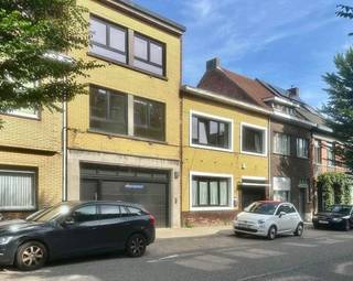 <p>Ruim appartement met grote living en eetruimte, ruime keuken, drie slaapkamers (waarvan één met klein balkon), badkamer met bad, twee lavabo's en toilet, en een aparte wasplaats.</p><p>Parkeren is mogelijk in de nabijgelegen parking van UGC. Dit is betalend en te regelen met de uitbater van de parking.</p><p>Indeling:</p><p>Grote living met eetruimte<br />Ruime keuken<br />3 slaapkamers, waarvan 1 met klein balkon<br />Badkamer met bad, 2 lavabo's en toilet<br />Aparte wasplaats</p><p>Praktisch:</p><p>Beschikbaar vanaf 1 november<br />Parkeermogelijkheid in parking UGC (betalend, via de uitbater)<br />Prijs: te bespreken<br />EPC: B<br />Parkeerplaats: geen - wel de mogelijkheid om in de buurt te parkeren tegen goedkoop tarief.</p>